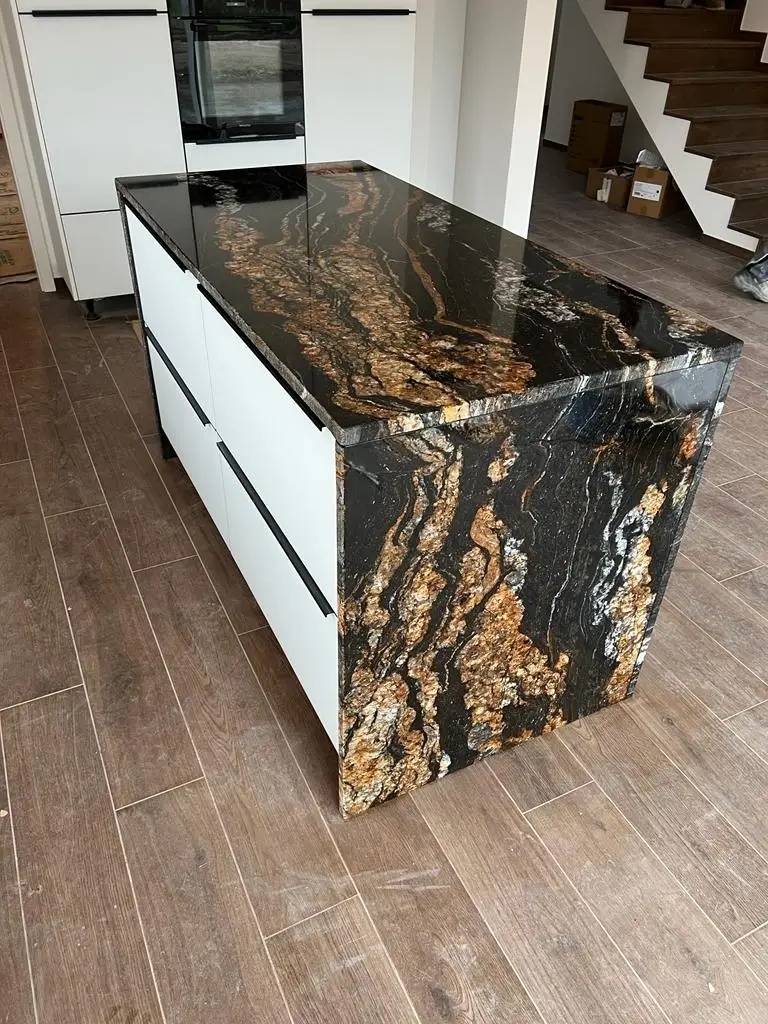 Kuechenarbeitsplatte_Magma_Black_Gold