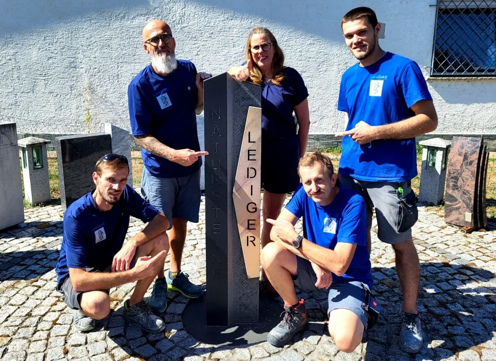 Handwerkliche Bearbeitung einer Natursteinplatte